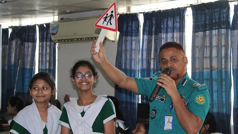 আইন মানার অভ্যাস গড়তে মতিঝিলের শিক্ষার্থীদের নিয়ে পুলিশের সচেতনতামূলক আয়োজন